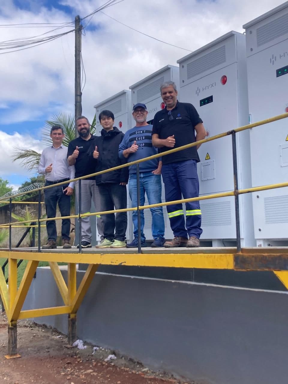 Equipe do projeto em frente ao sistema de baterias instalado