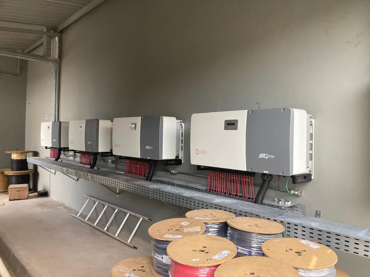 Inversores da geração solar instalados na fábrica