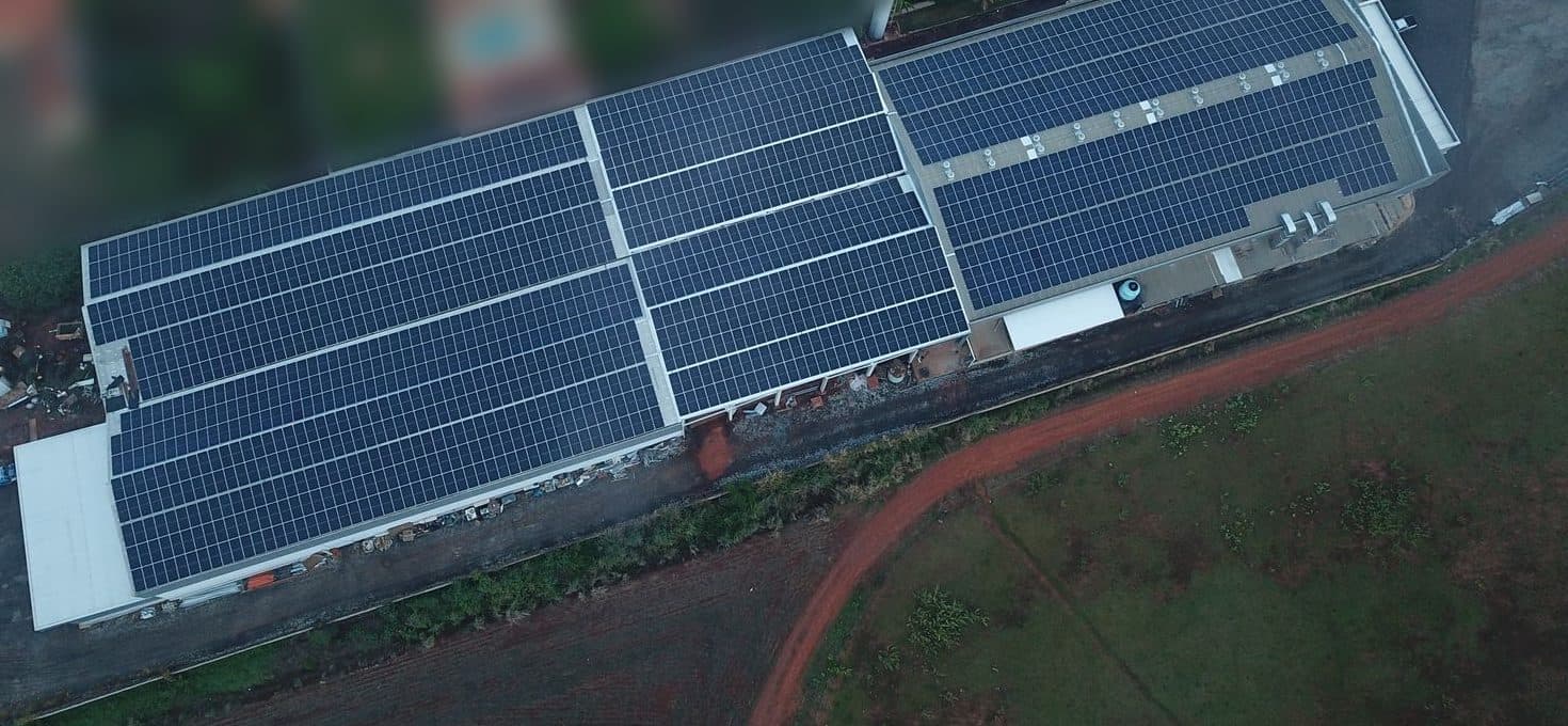 Vista aérea do telhado da fábrica coberto de painéis solares